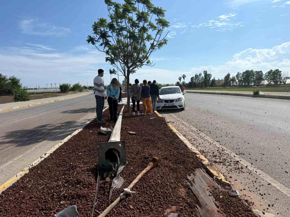Antalya'da otomobil ile kamyonet çarpıştı: 7 yaralı