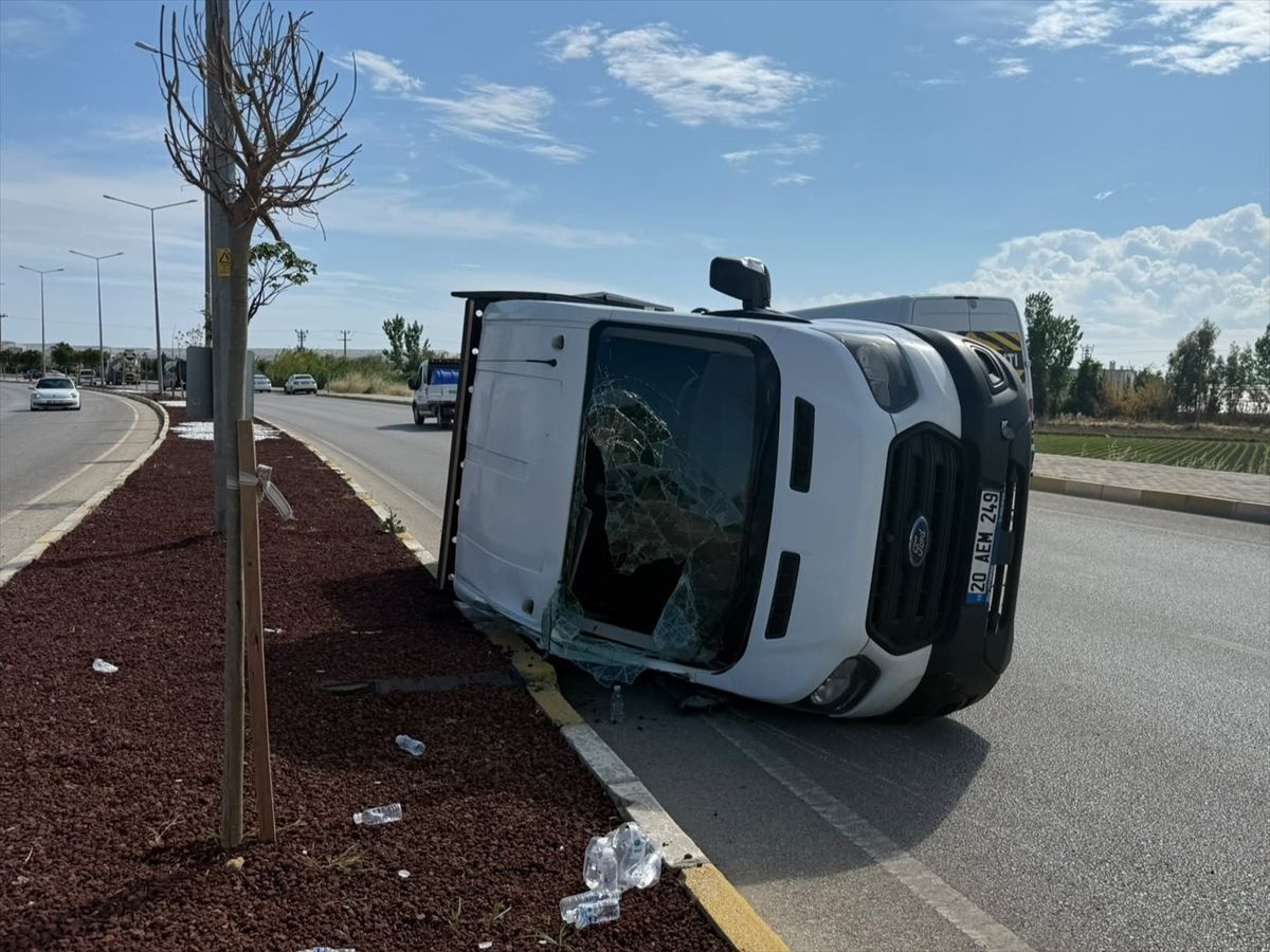 Antalya'da otomobil ile kamyonetin çarpıştığı kazada 7 kişi yaralandı