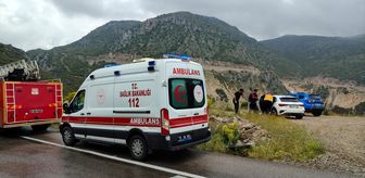 Antalya'da şarampole devrilen otomobildeki 4 kişi yaralandı