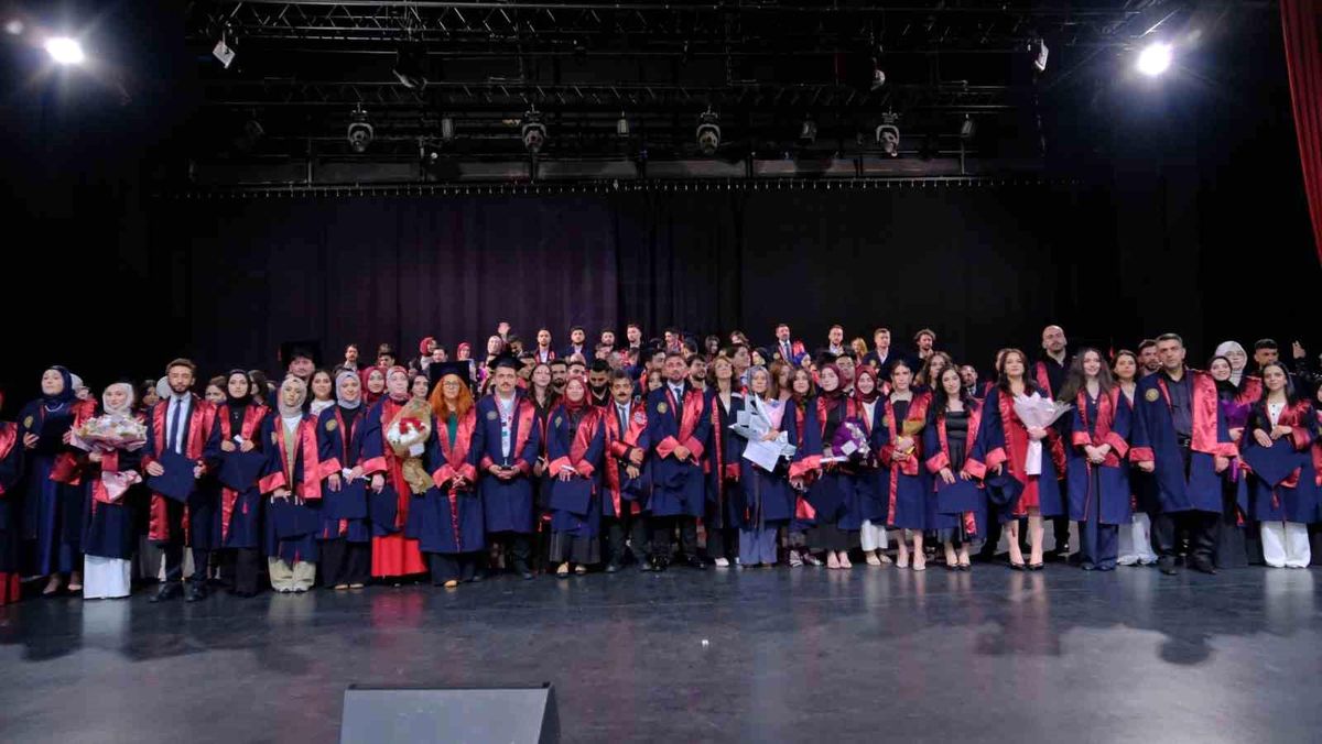 Atatürk Üniversitesi İletişim Fakültesi'nde mezuniyet heyecanı yaşandı