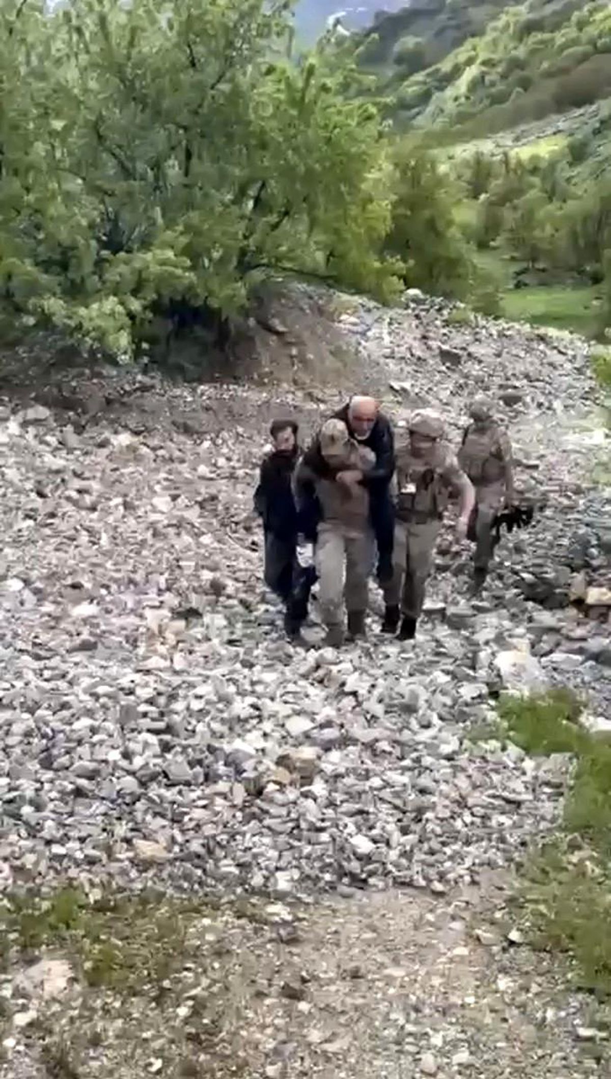 Ayağını burkan şahsı jandarma sırtında taşıdı