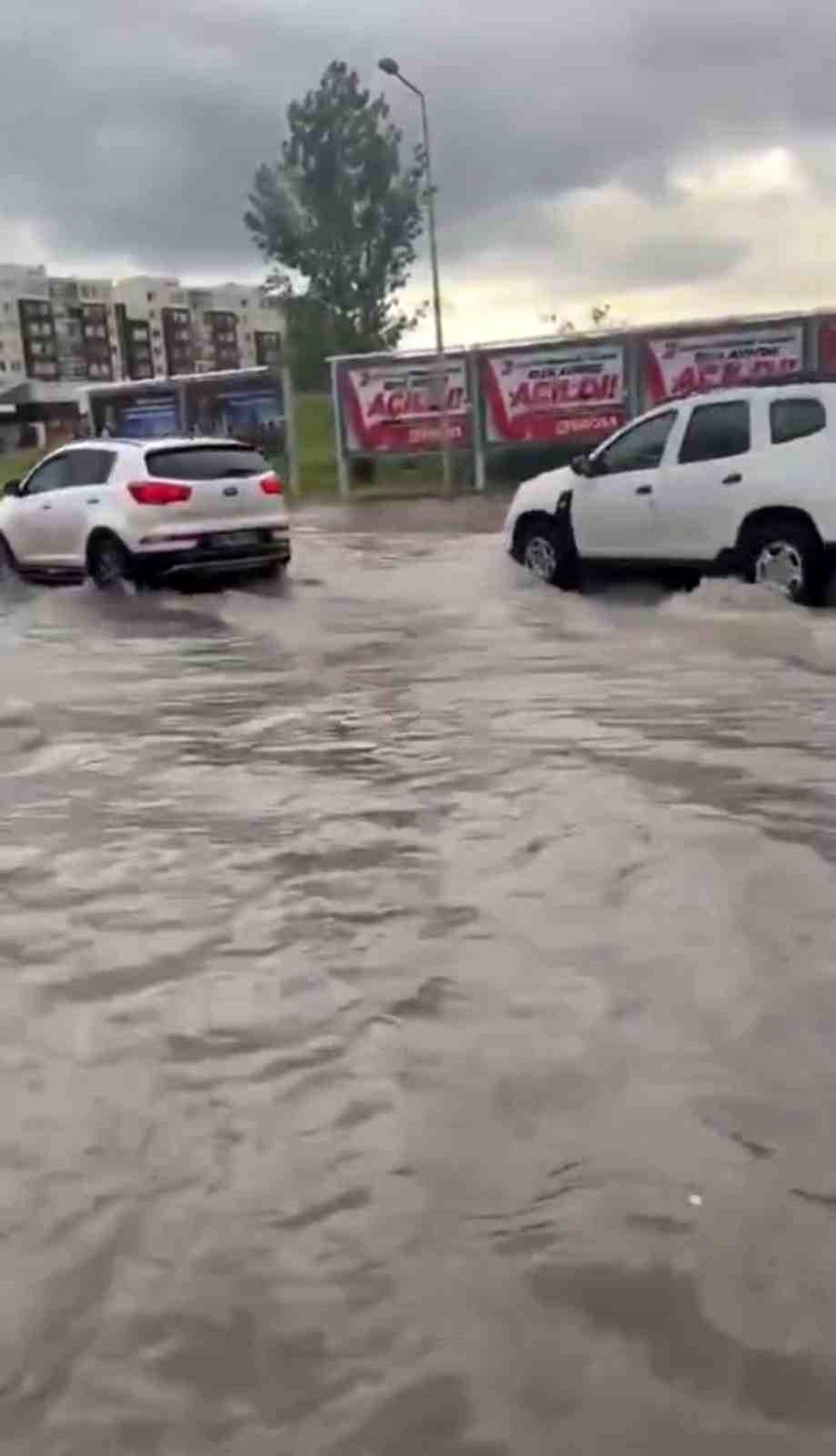 Başkentte sağanak etkili oldu, yollar göle döndü