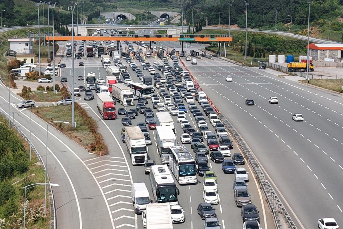 Tatilcilerin bayram çilesi erken başladı: İstanbul-İzmir otobanında kilometrelerce kuyruk oluştu