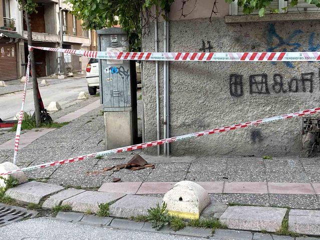 Binadan düşen kiremitler için emniyet şeridi çekildi