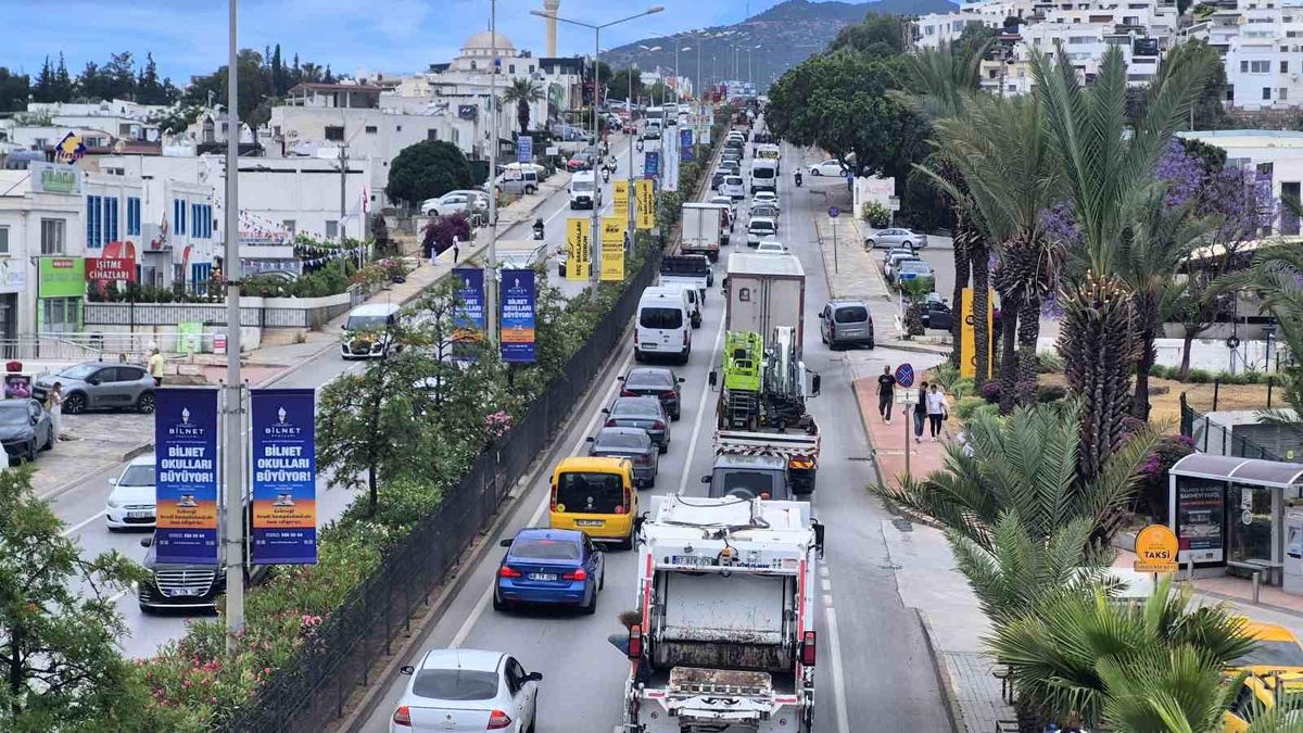 Bodrum'da Bayram Yoğunluğu: 24 Saatte 20 Bin Araç Girişi