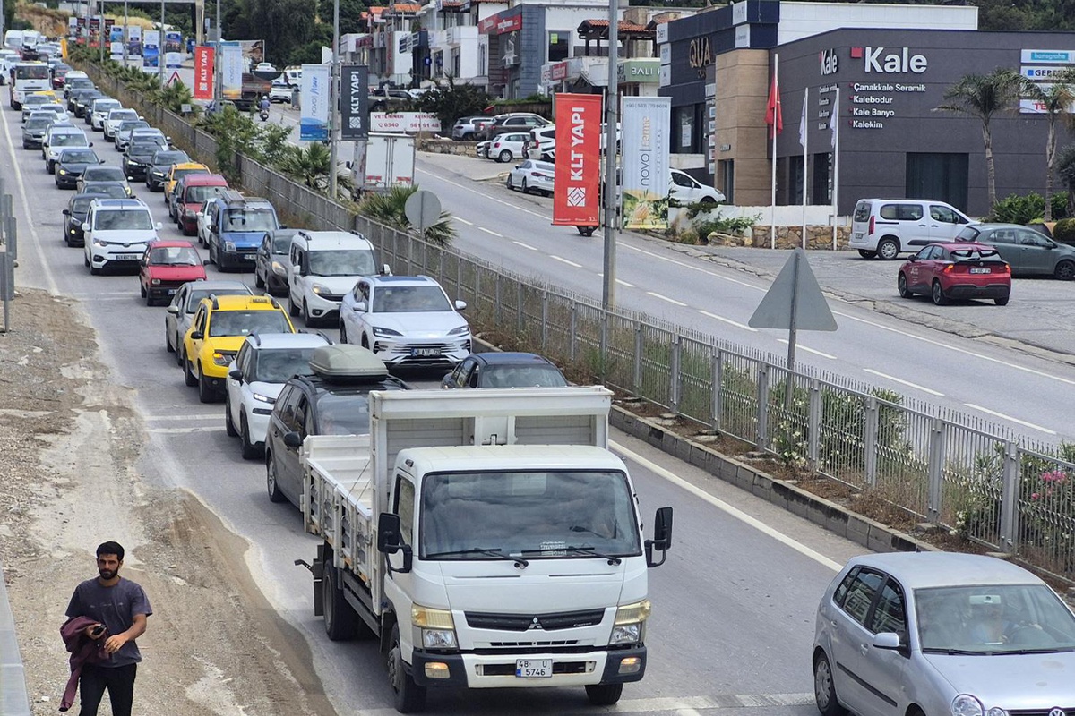 Akın akın geliyorlar! Türkiye'nin gözde tatil ilçesine 24 saatte 20 bin araç giriş yaptı