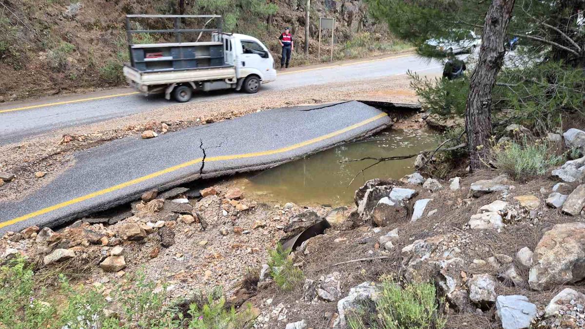Bodrum'da ana isale hattı patladı, yol dereye döndü