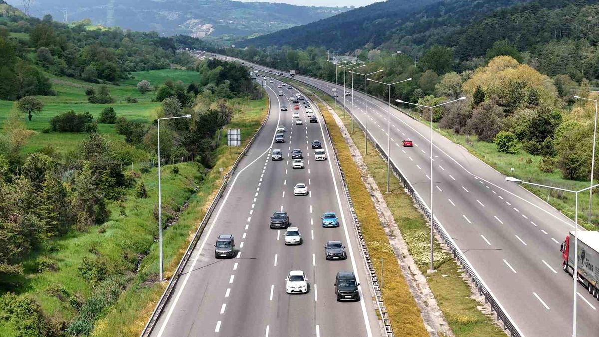 Bolu geçişinde bayram tatilinin ilk günü trafik yoğunluğu