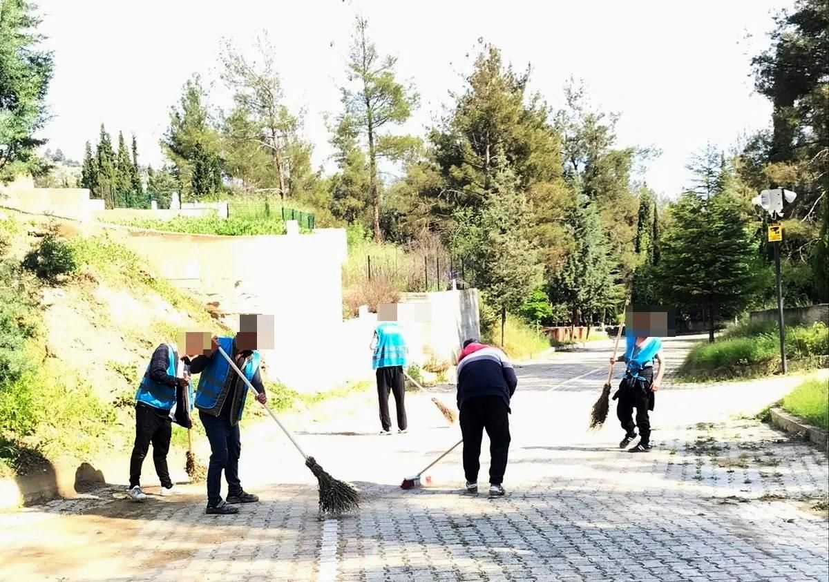 Boyabat'ta yükümlüler mezarlıkları bayrama hazırladı