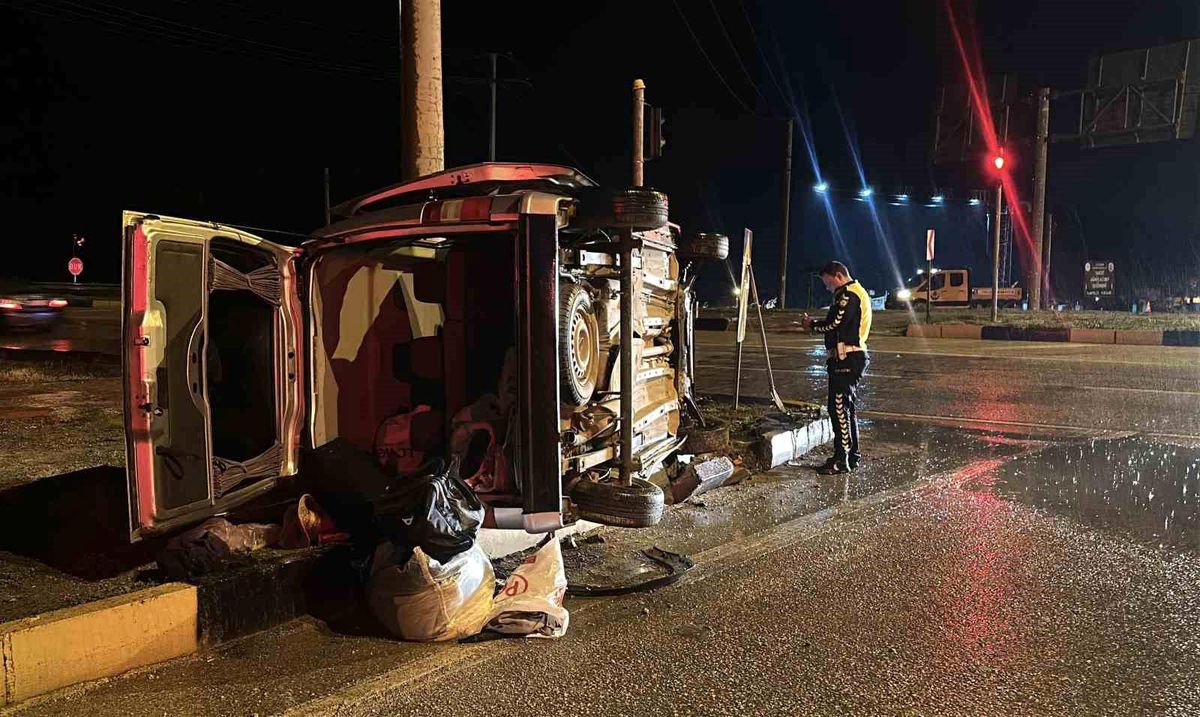 Burdur'da otomobil ile hafif ticari araç çarpıştı: 1 ölü, 5 yaralı