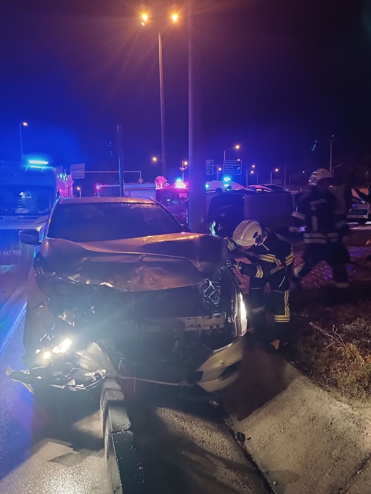 Burdur'da otomobil ile hafif ticari aracın çarpıştığı kazada 1 kişi öldü, 5 kişi yaralandı