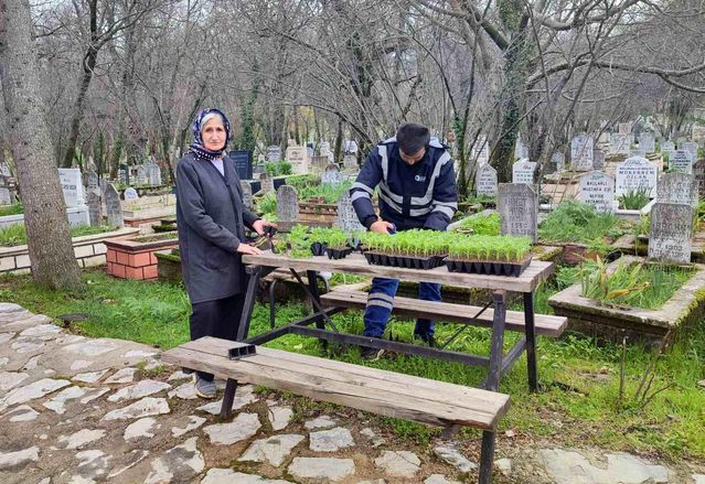 Büyükşehir'in mezarlıklarda bayram hazırlığı sürüyor