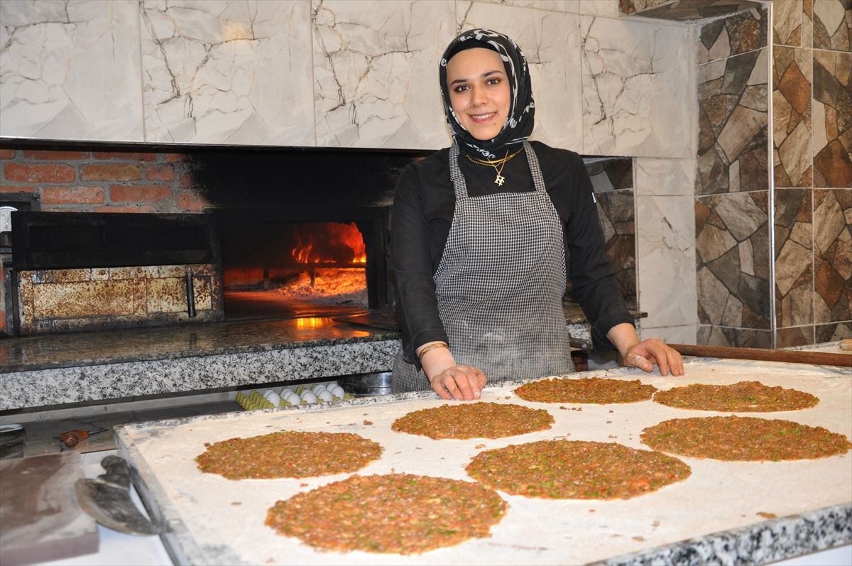 Çalışan bulmakta sorun yaşayınca pide yapımını öğrenen karısı fırının başına geçti