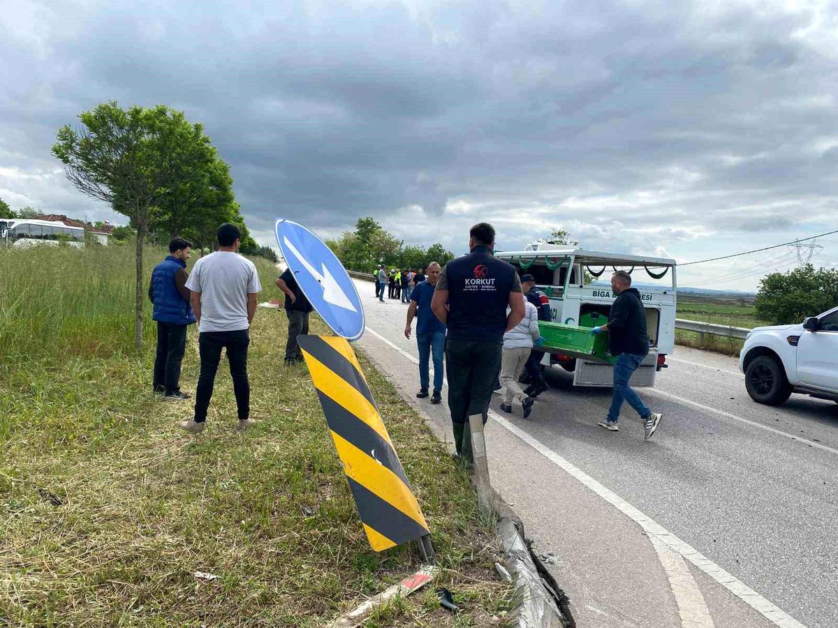 Çanakkale'de iki otomobil çarpıştı: 2 ölü, 3 yaralı