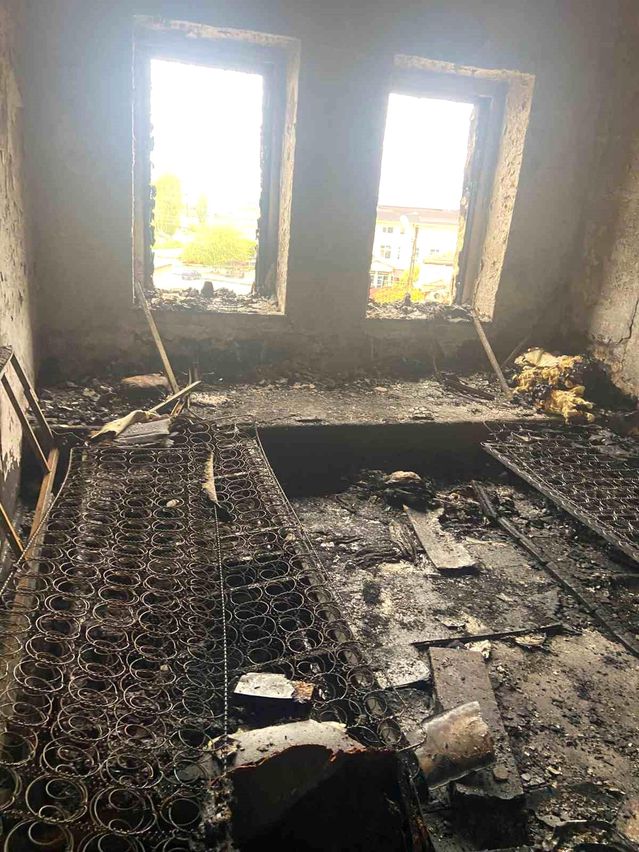 Çardak'ta evi kül olan aile komşularına sığındı