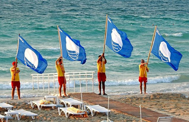 Çeşme'de 13 plaj ve 2 marinada Mavi Bayrak dalgalanacak