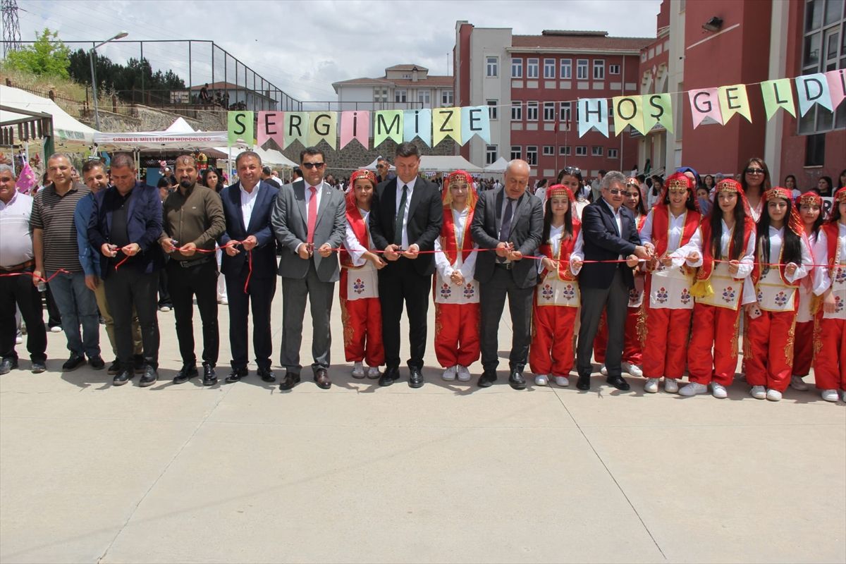 Cizre'de 'Maarifin Kalbinde Marifetli Gençlik' sergisi açıldı