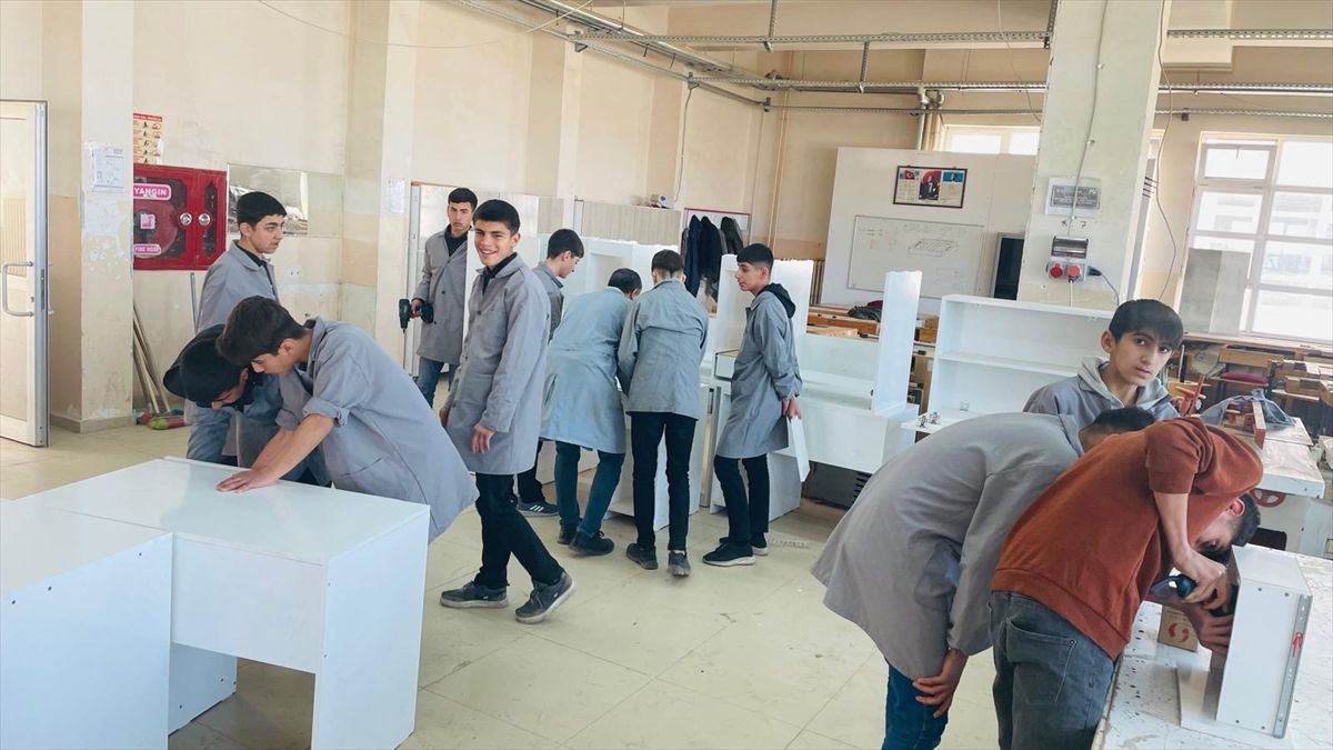 Cizre'de öğrenciler yaptıkları çalışma masasını ihtiyaç sahibi arkadaşlarına hediye etti