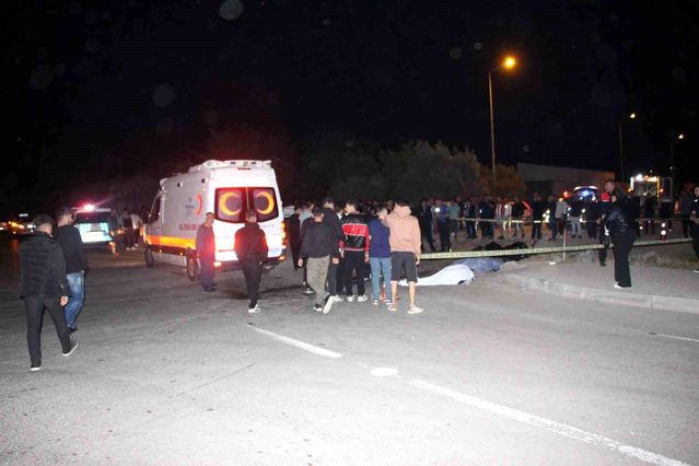 Çöp kamyonuyla çarpışan motosikletteki 2 genç hayatını kaybetti