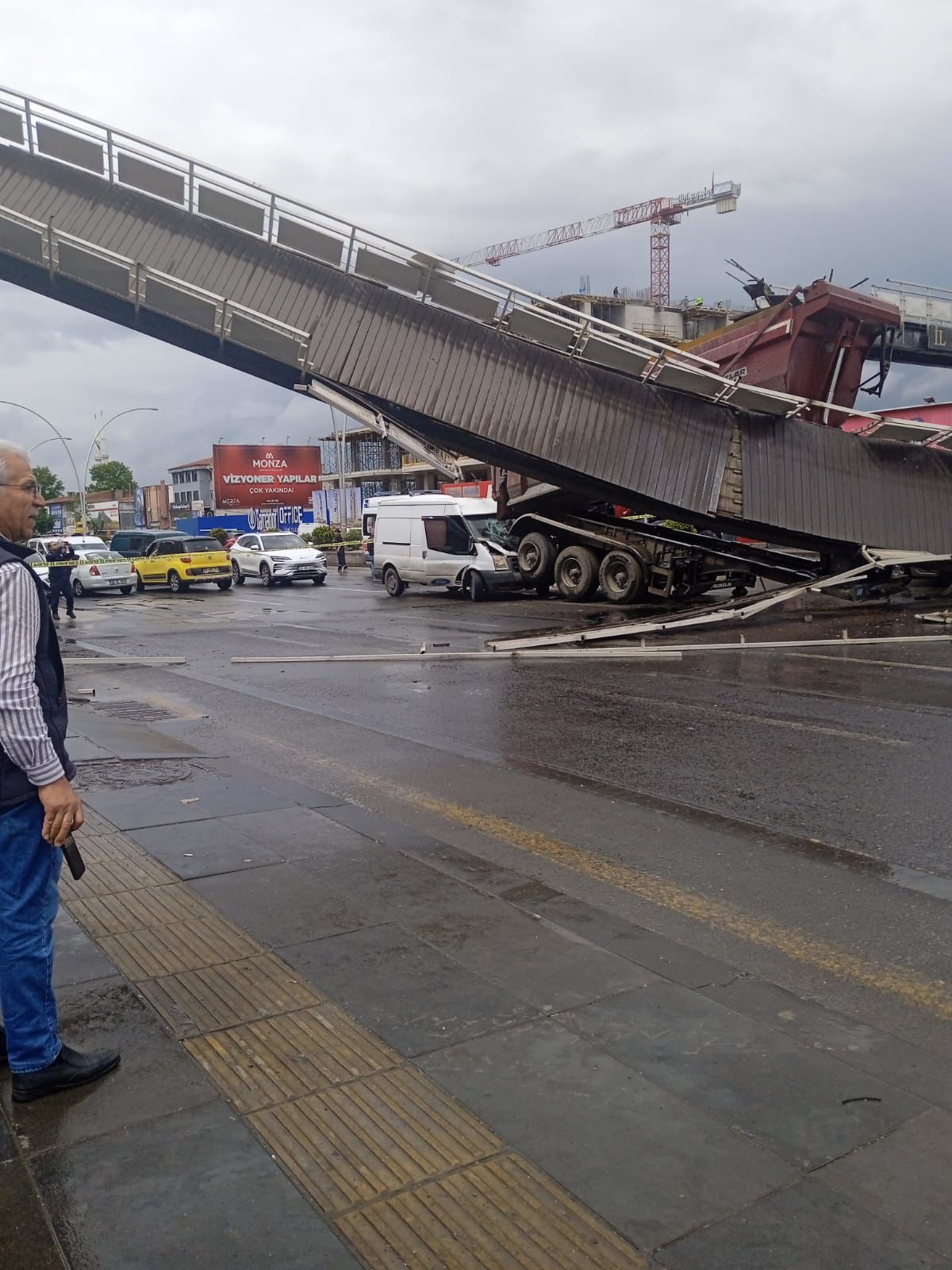 Damperi açık kalan kamyon üst geçide çarptı: 3 yaralı