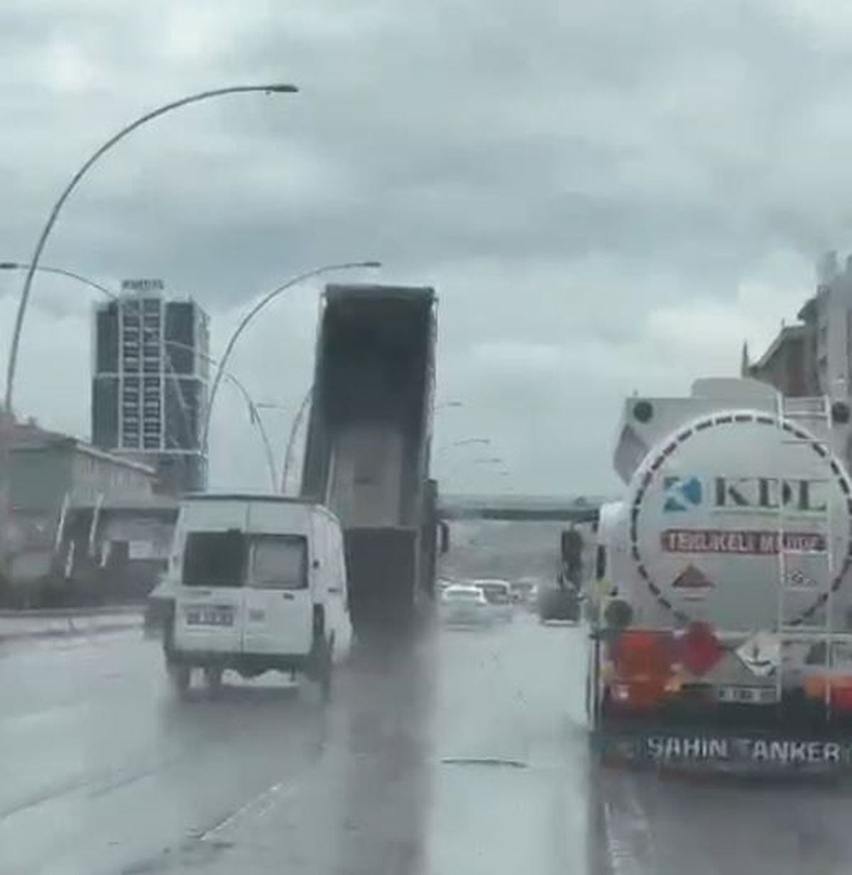 Damperi açık kalan kamyon üst geçide çarptı: 3 yaralı
