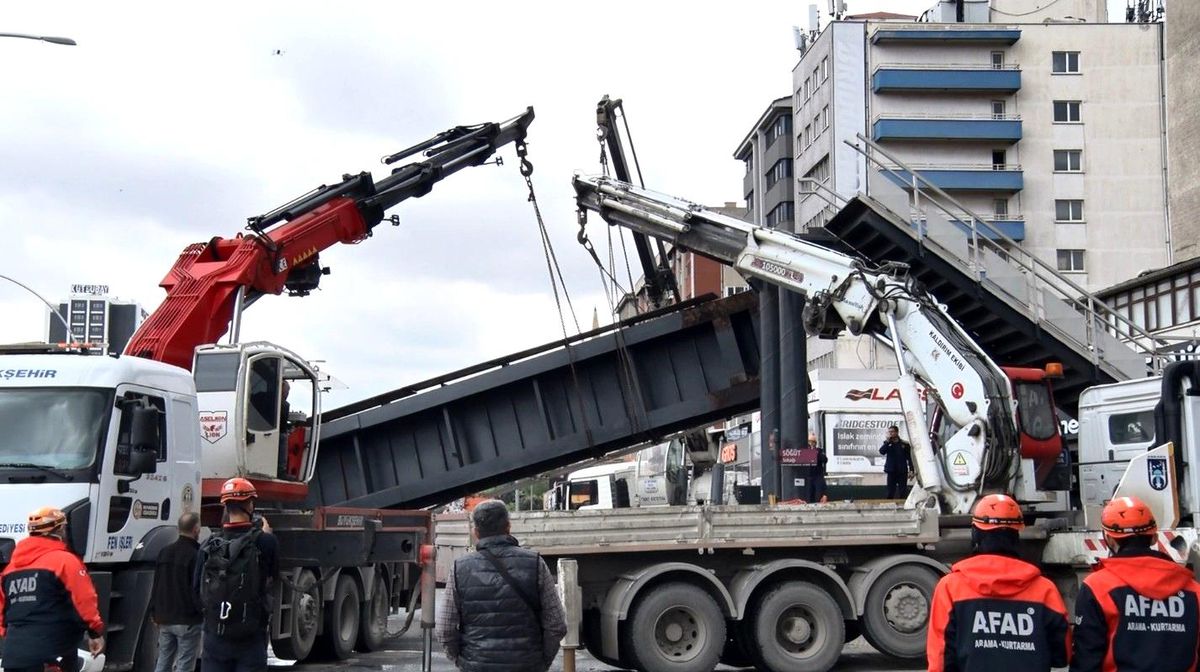 Damperi açık kamyon faciaya neden oldu: Üst geçit çöktü, 3 yaralı