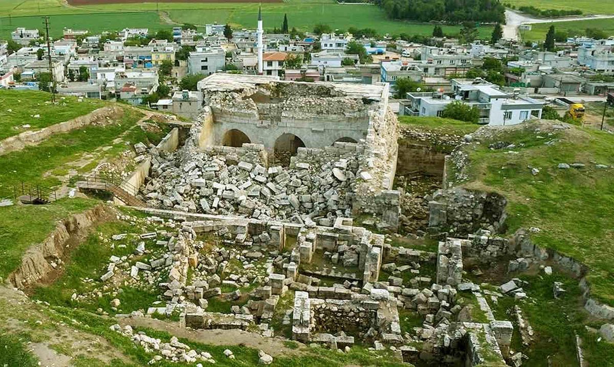 Depremde hasar gören tarihi iç kale camii restorasyon bekliyor