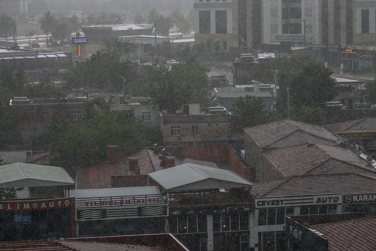 Diyarbakır'da sağanak etkili oldu