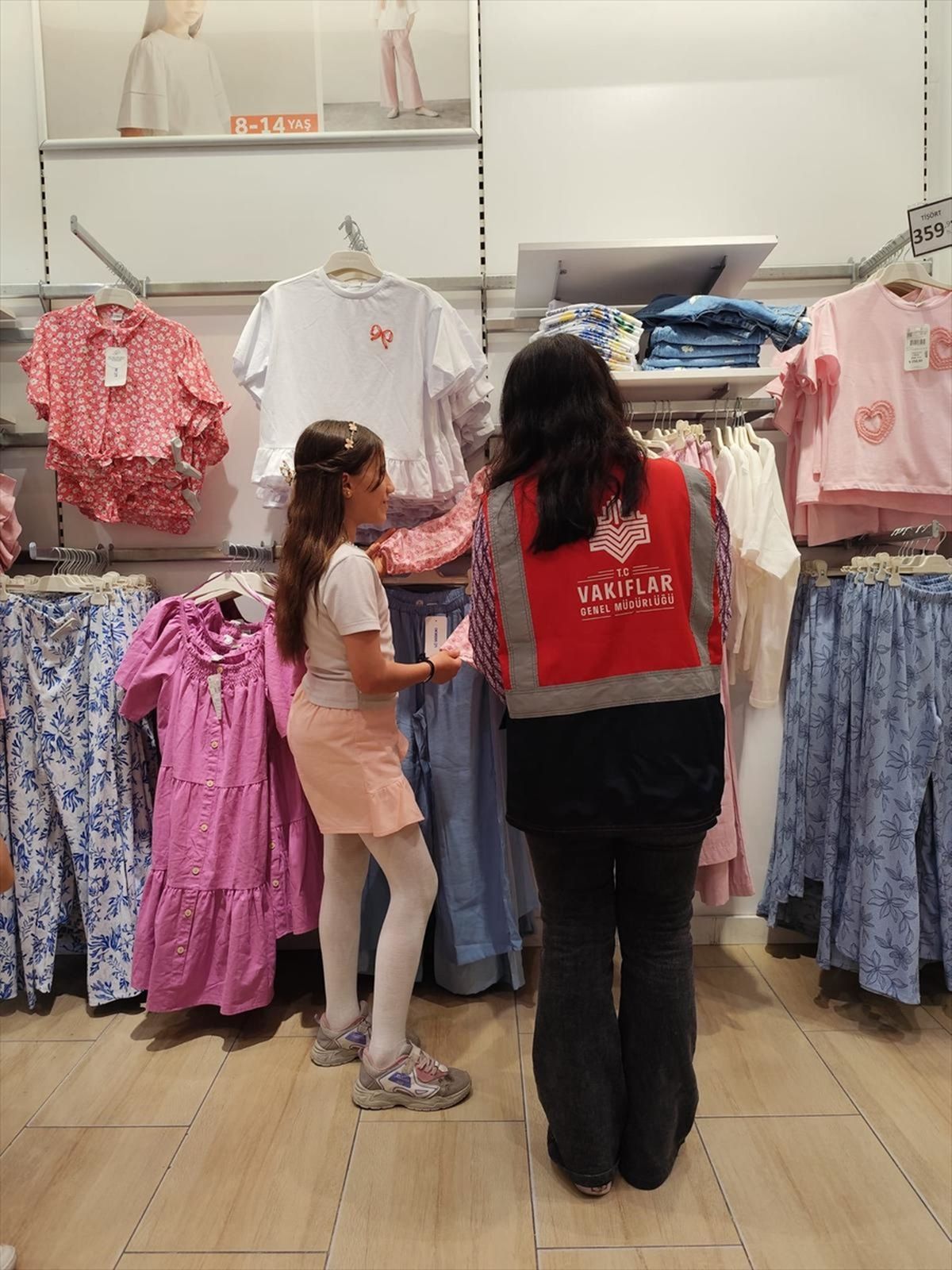 Diyarbakır, Mardin, Batman ve Bingöl'de yetim ve öksüz çocuklara kıyafet yardımı