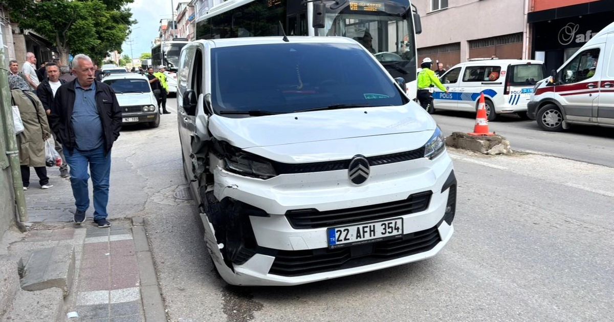 Edirne'de kontrolden çıkan panelvan park halindeki araçlara çarptı: 2 yaralı