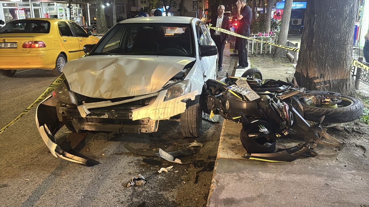 Edirne'de otomobille çarpışan motosikletteki 2 kişi yaralandı