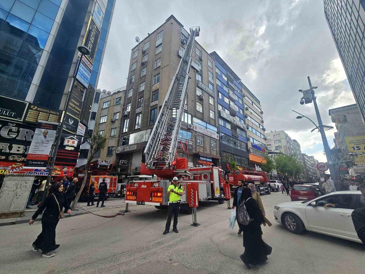 Elazığ'da iş merkezinin çatısında yangın paniği