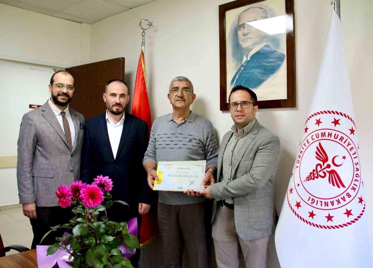 Emekli olan 43 yıllık doktora veda