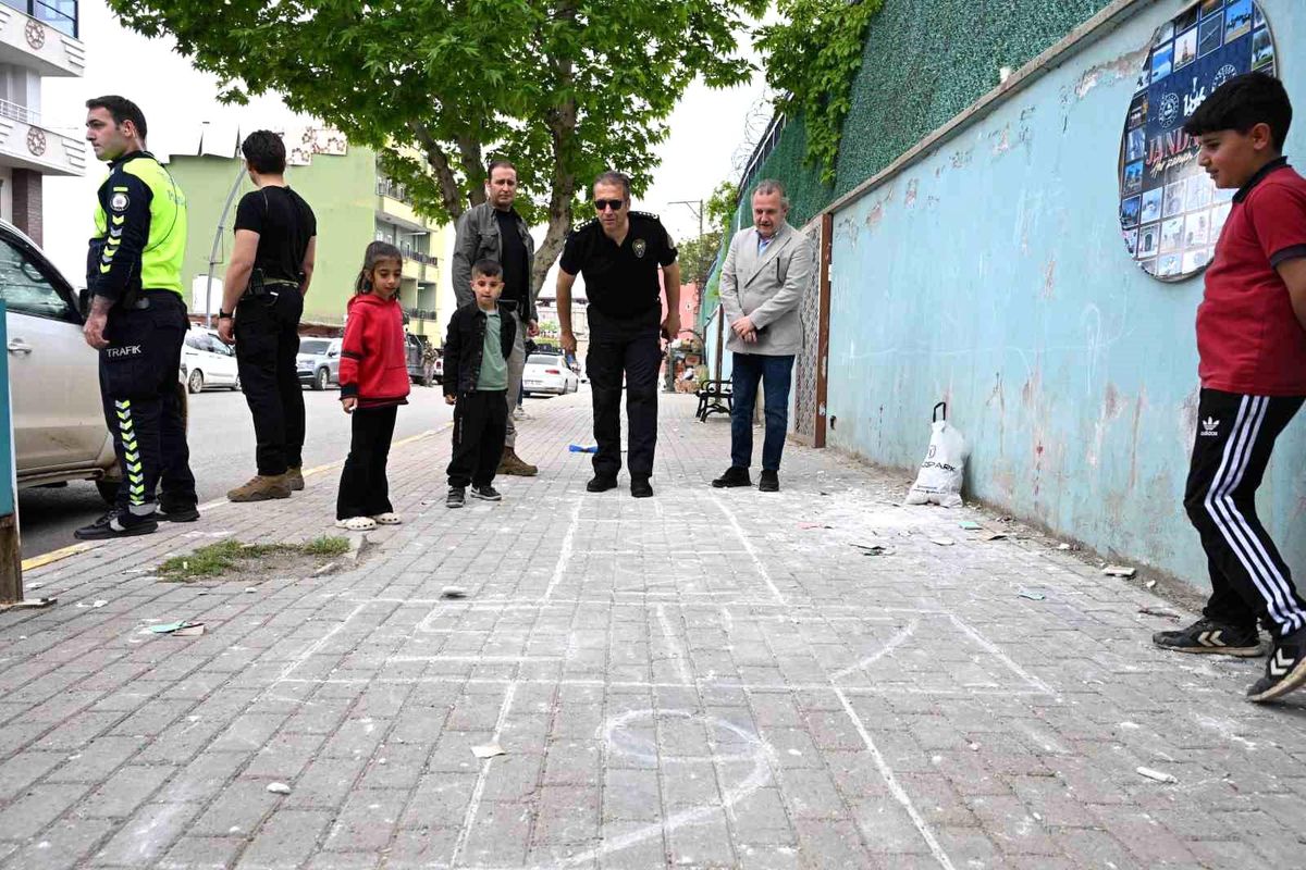 Emniyet Müdürü Sazak, Şırnak sokaklarında çocuklarla sek sek oynadı