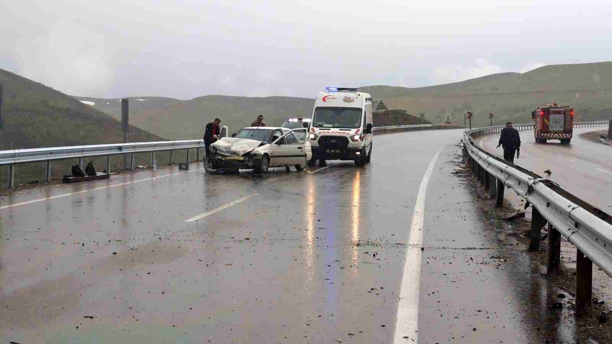 Erzurum-Erzincan karayolundan zincirleme trafik kazası: 3 yaralı