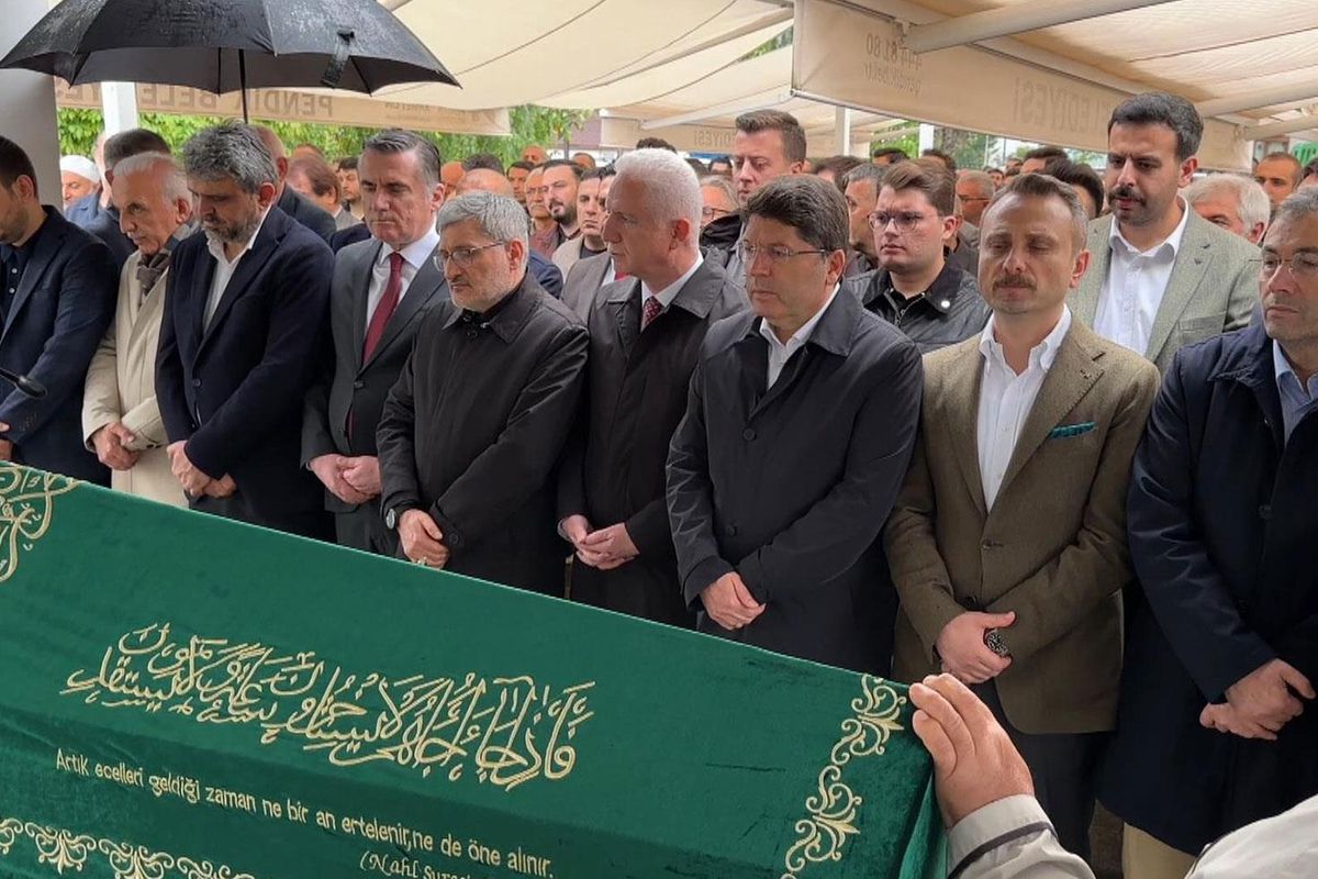 Eski Adalet Bakanı Tunç'un kayınpederi son yolculuğuna uğurlandı