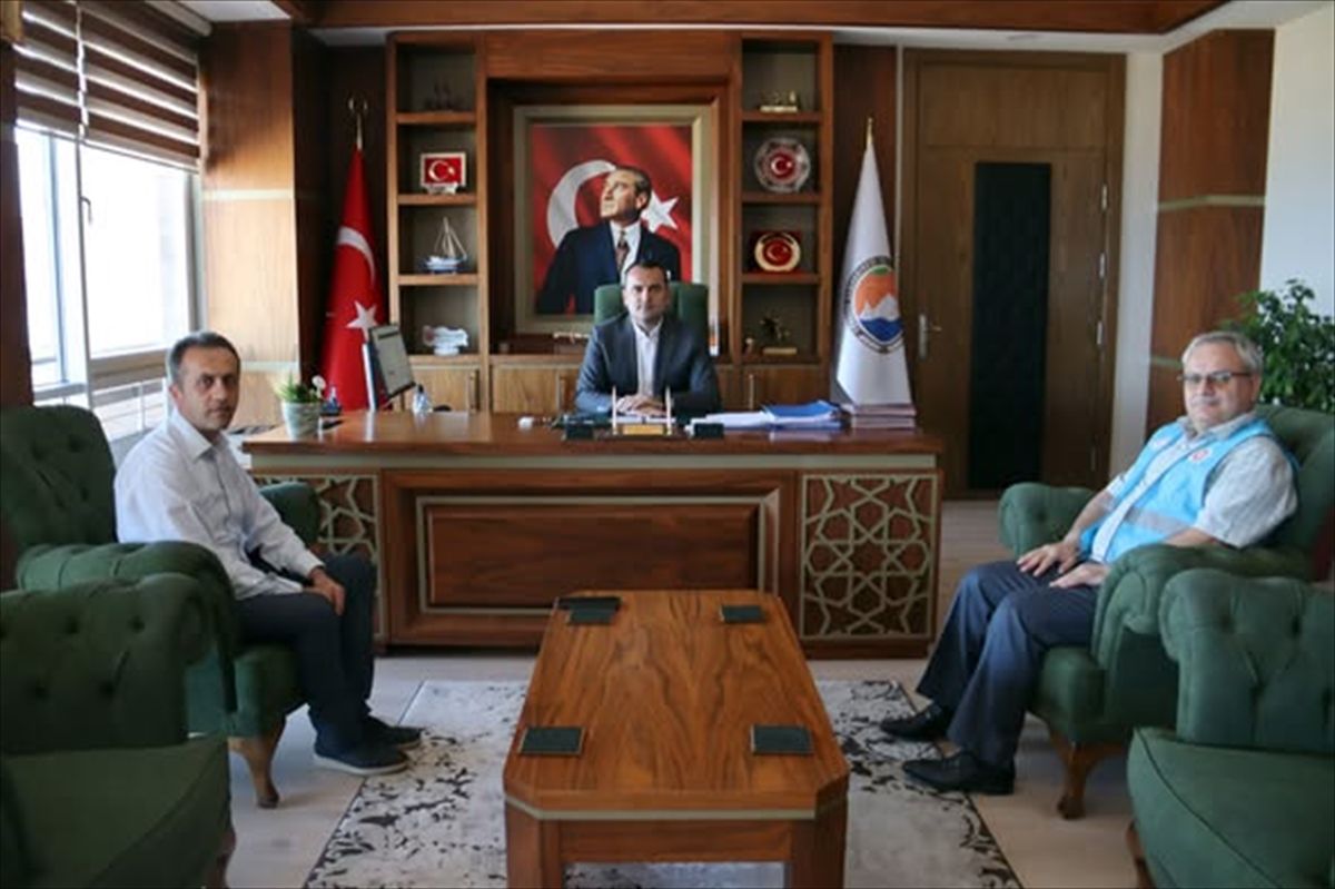 Finike Kaymakamı Çelik, Diyanet Vakfı'na kurban bağışında bulundu