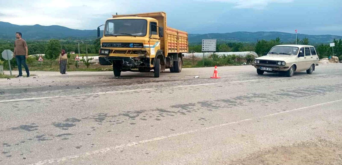 Gediz'de otomobil ile kamyon çarpıştı: 3 yaralı
