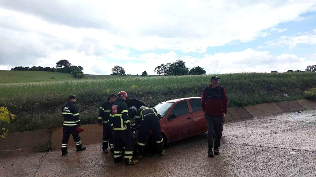 Gediz'de otomobil yoldan çıktı: 4 yaralı