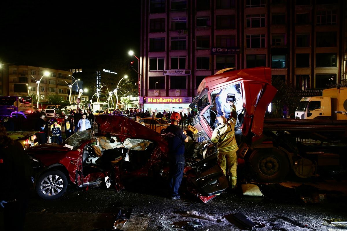 Giresun'da tırın iki otomobile çarptığı kazada 5 kişi öldü, 6 kişi yaralandı