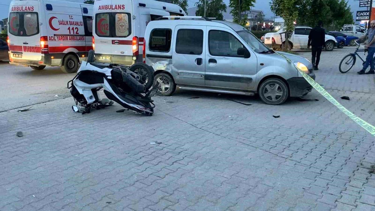 Hafif ticari araçla çarpışan motosikletteki 2 kişi yaralandı