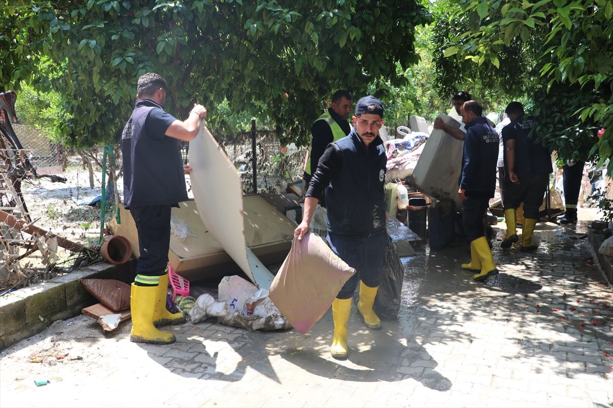 Hatay'da sağanaktan etkilenen alanlarda temizlik ve onarım çalışmaları yapılıyor