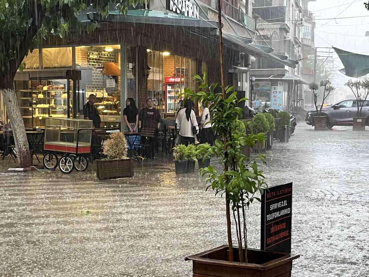 İncirliova'da sağanak ve fırtına etkili oldu