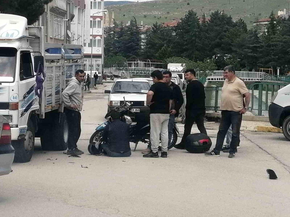 Isparta'da kamyonet ile motosiklet çarpıştı: 1 yaralı