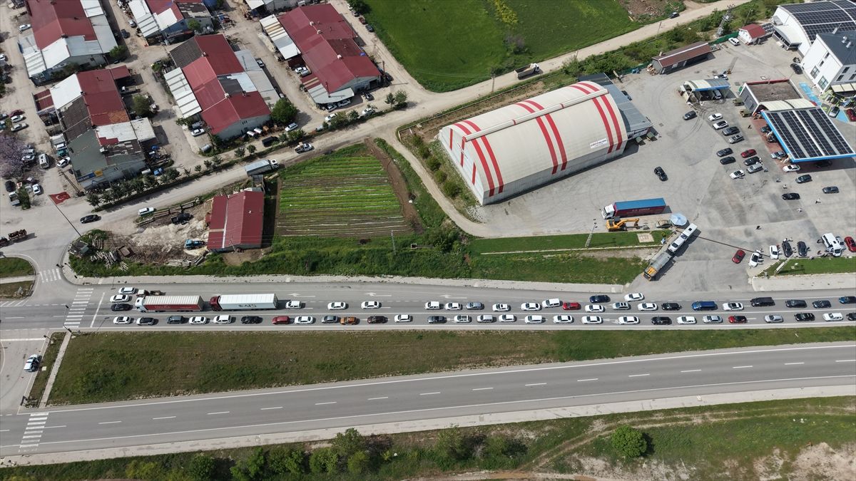 İstanbul-Samsun kara yolu Amasya geçişinde bayram trafiği yoğunluğu başladı
