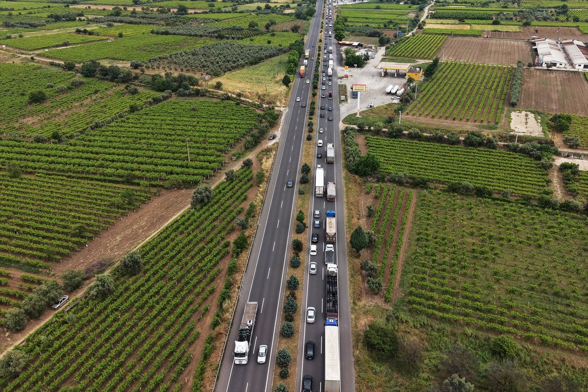 İzmir-Ankara kara yolunun Manisa geçişinde yoğunluk yaşanıyor