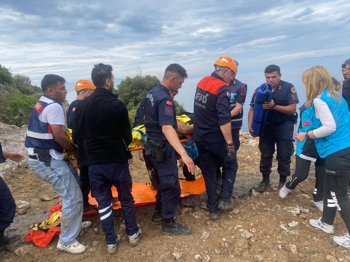 İzmir'de yüksekten düşerek mahsur kalan jandarma personeli kurtarıldı