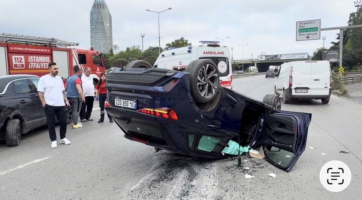 Kadıköy'de Sürücüsü Rahatsızlanan Otomobil Takla Attı
