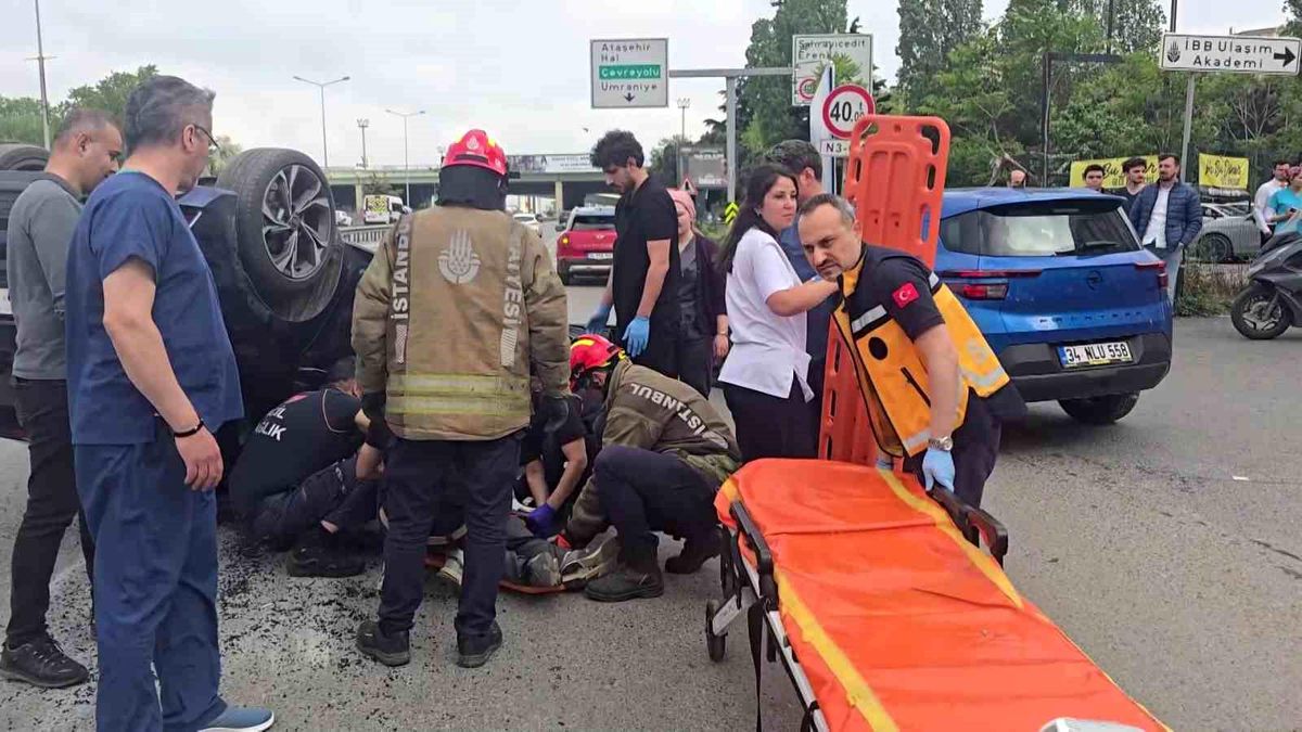 Kadıköy'de sürücüsünün rahatsızlanması sonucu otomobil takla attı