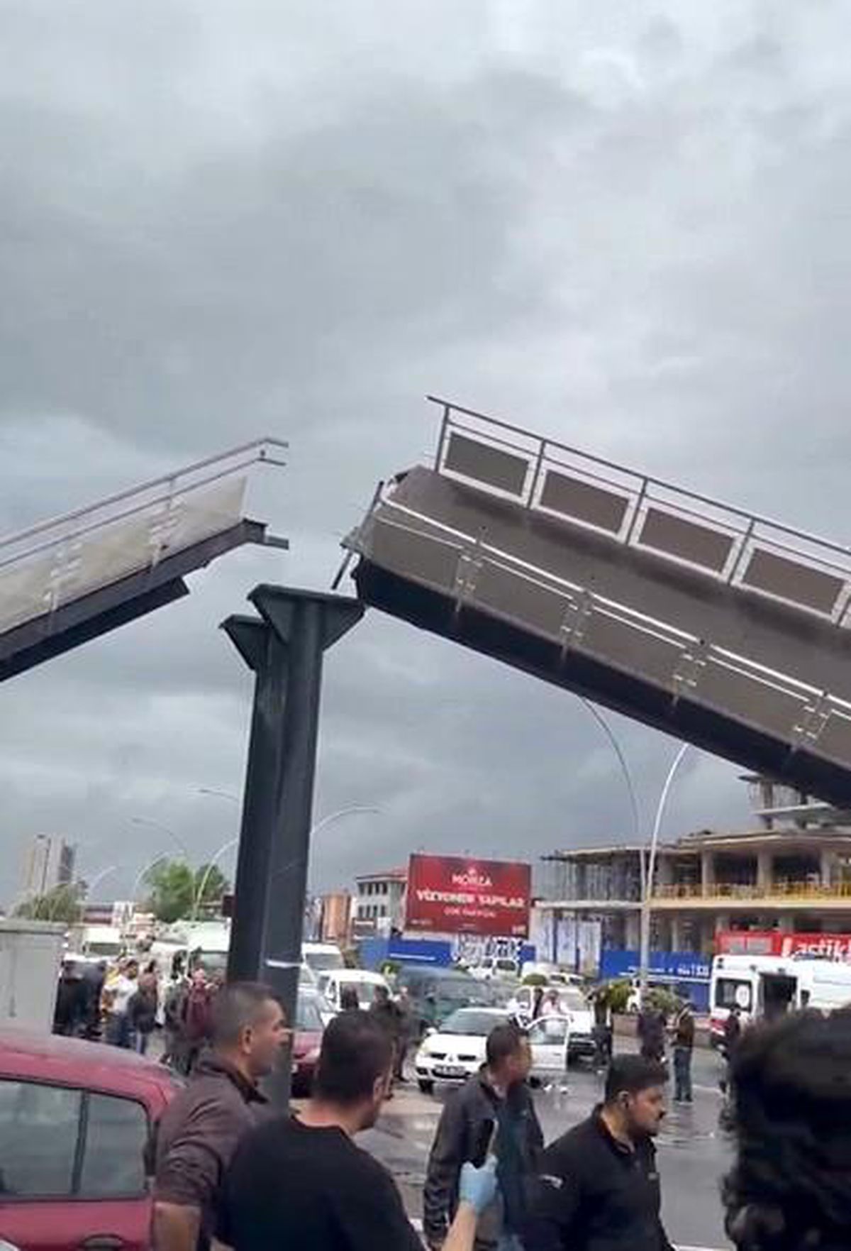 Kamyon üst geçide çarptı: 3 yaralı